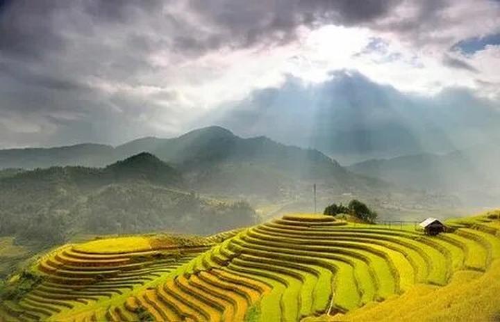 Tỏa Sáng Trên Mạng Xã Hội: Chuyên Gia Trang Điểm & Hotspot Matrix